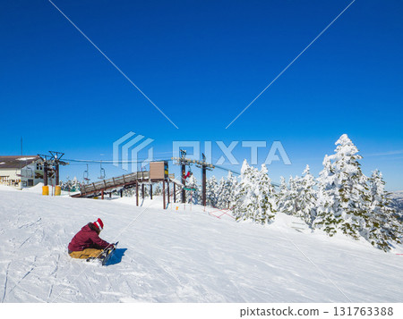 滑雪者在纜車中途站旁準備滑行的斜坡(群馬縣澀峠) 滑雪者在纜車中途站旁準備滑行的斜坡(群馬縣澀峠) 131763388