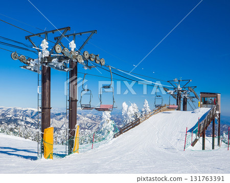 設置在斜坡上的升降平台和冬季的山脈（群馬縣澀峠） 131763391