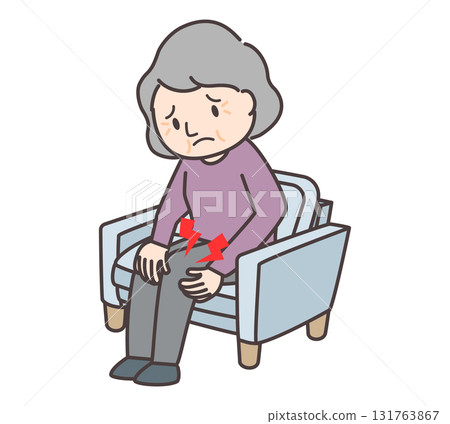 An elderly woman sitting on the sofa enduring knee pain 131763867