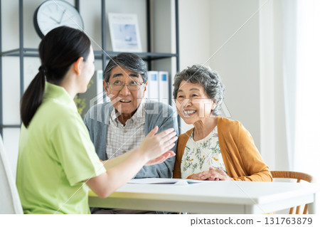 老年夫婦與護理經理進行諮詢 131763879