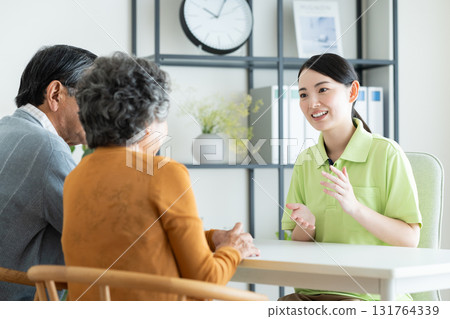 護理人員向老年夫婦解說 131764339