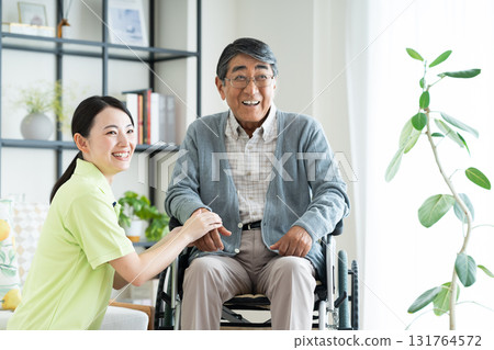 坐輪椅的老人和女性護理人員 131764572