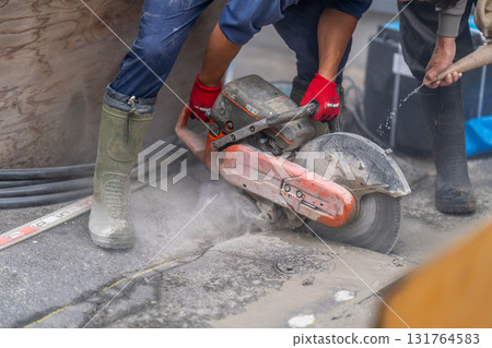 Plumbing work - Concrete cutter - Wet type uses water spray to prevent dust from scattering and cool frictional heat 131764583