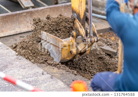 自來水廠、水管更換、道路、瀝青鋪設、挖掘、明挖施工方法 自來水廠、水管更換、道路、瀝青鋪設、挖掘、明挖施工方法 131764588