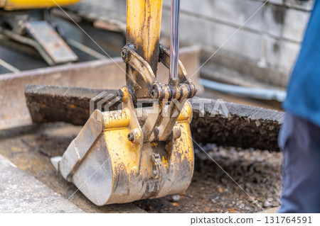 自來水廠、水管更換、道路、瀝青鋪設、挖掘、明挖施工方法 自來水廠、水管更換、道路、瀝青鋪設、挖掘、明挖施工方法 131764591