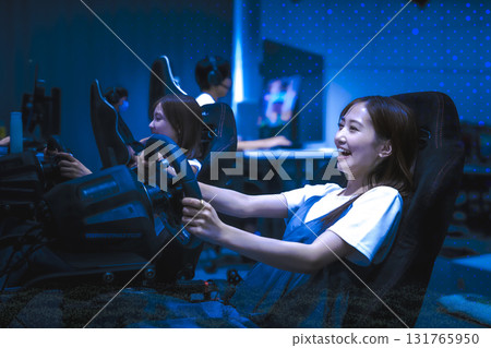 一位女士正在使用電競駕駛模擬器 一位女士正在使用電競駕駛模擬器 131765950