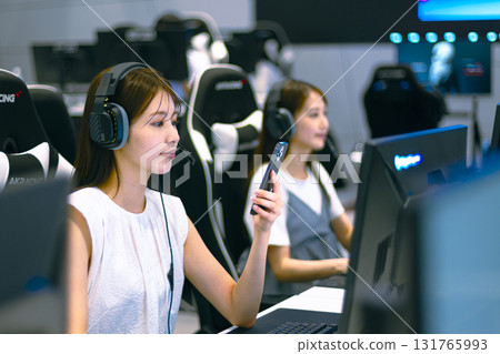 玩網路遊戲的電競女子 玩網路遊戲的電競女子 131765993