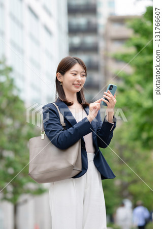 有智能手機的女商人 有智能手機的女商人 131766607
