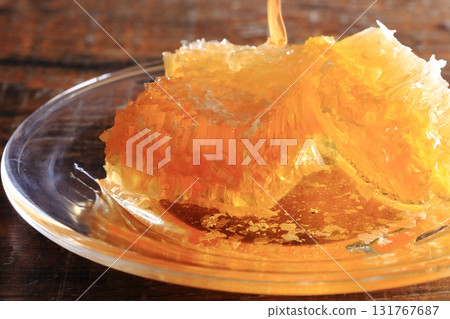 蜂蜜 2 玻璃盤中的蜂巢 蜂蜜 2 玻璃盤中的蜂巢 131767687
