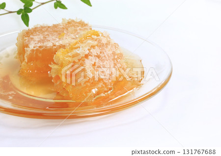 蜂蜜 3 玻璃盤中的蜂巢 131767688
