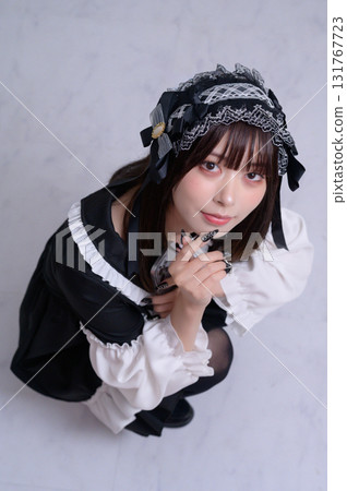 一個地雷女孩坐著抬頭看著我 一個地雷女孩坐著抬頭看著我 131767723