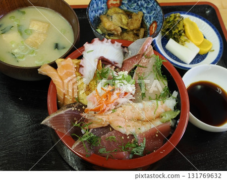 The bounty of the sea in one bowl - Yakitori Hayate's seafood bowl in Itoshima 131769632