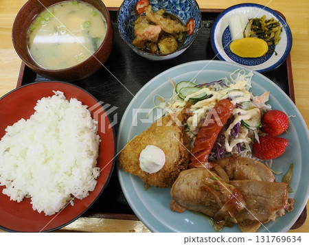 Fried and Stir-fried Lunch - Mixed Fry Set Meal at Yakitori Hayate in Itoshima Fried and Stir-fried Lunch - Mixed Fry Set Meal at Yakitori Hayate in Itoshima 131769634