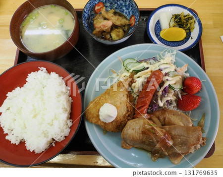 香氣四溢、色彩繽紛的午餐：糸島的Yakitori Hayate的什錦煎炸套餐 131769635