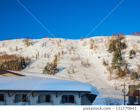 雪山斜坡上留下的雪球痕跡（長野縣志賀高原前山市） 131770641