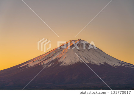 [富士山資料]冬天的早晨從河口湖看到的富士山[山梨縣] 131770917