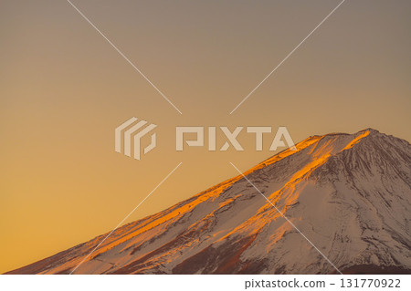[富士山資料]冬天的早晨從河口湖看到的富士山[山梨縣] 131770922