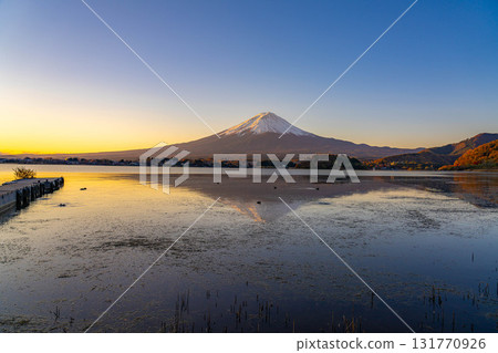 [Mt. Fuji material] Mt. Fuji seen from Lake Kawaguchi on a winter morning [Yamanashi Prefecture] 131770926
