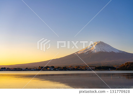 [富士山資料]冬天的早晨從河口湖看到的富士山[山梨縣] 131770928