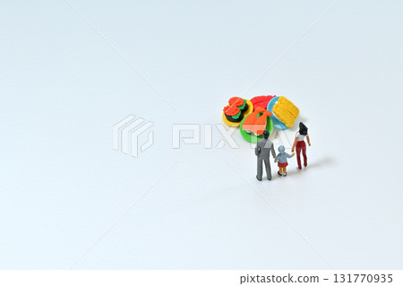 永續發展目標 食物浪費 父母和孩子看著被丟棄的食物 永續發展目標 食物浪費 父母和孩子看著被丟棄的食物 131770935