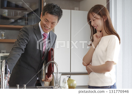 銷售人員和一位女士正在講解樣品房 131770946