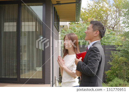 銷售人員和一位女士展示樣品房 131770951