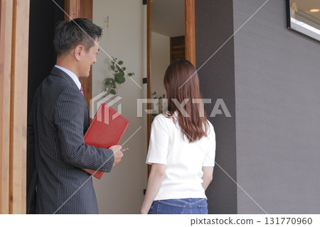 銷售人員和一位女士展示樣品房 131770960