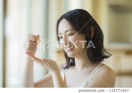 一個女人在客廳照鏡子 131771047