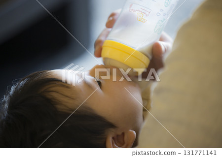 爸爸抱著一個嬰兒 爸爸抱著一個嬰兒 131771141