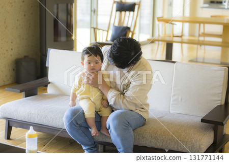 Dad holding a baby 131771144