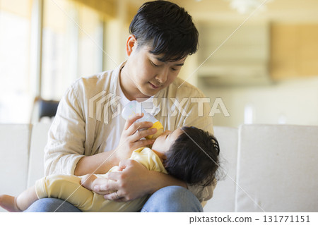 爸爸抱著一個嬰兒 爸爸抱著一個嬰兒 131771151