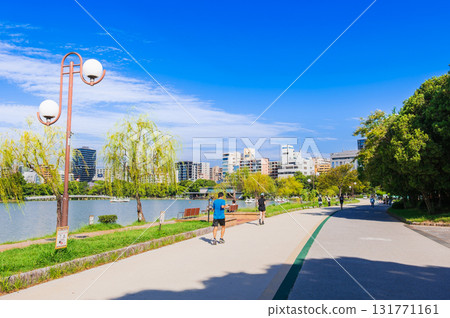 Runners running around Ohori Park, Fukuoka 131771161