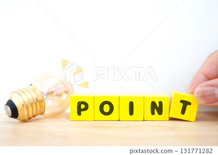 帶點閃亮燈泡的圖片素材。複製白色背景上的空間。 131771282