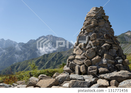 八方尾根山脊：八方山石塚特寫，背景是五龍山。 /長野縣白馬村，9月 131771456