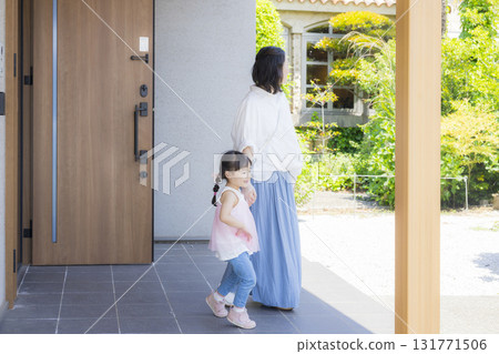 一家人在入口處外出 一家人在入口處外出 131771506