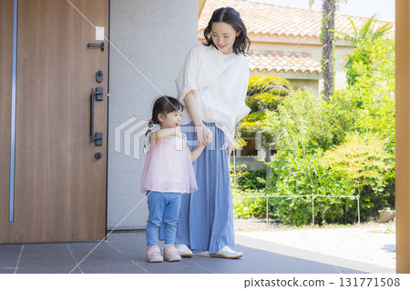 一家人在入口處外出 一家人在入口處外出 131771508