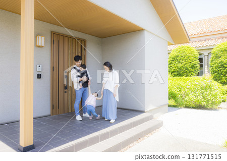 一家人在入口處外出 一家人在入口處外出 131771515