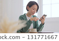 觀看智能手機的婦女 131771667
