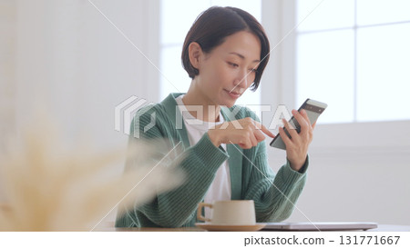 觀看智能手機的婦女 觀看智能手機的婦女 131771667