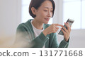 觀看智能手機的婦女 131771668
