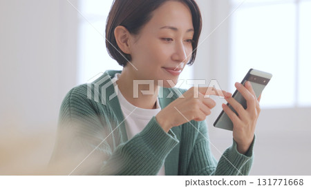 觀看智能手機的婦女 觀看智能手機的婦女 131771668