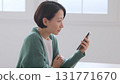 觀看智能手機的婦女 131771670