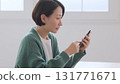 觀看智能手機的婦女 131771671