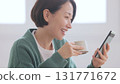 觀看智能手機的婦女 131771672