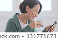 觀看智能手機的婦女 131771673