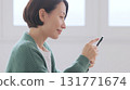 觀看智能手機的婦女 131771674
