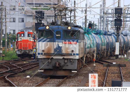 Tank freight train towed by EF65-1086 arriving at Kuragano Station on the Takasaki Line, photographed on August 18, 2010 131771777
