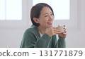 拿著杯子的中年婦女 131771879
