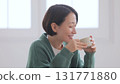拿著杯子的中年婦女 131771880