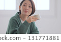 拿著杯子的中年婦女 131771881